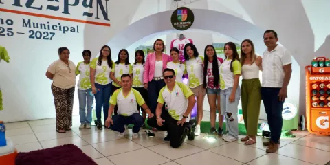 Reciben jugadoras uniformes para su participación en el clasificatorio. 