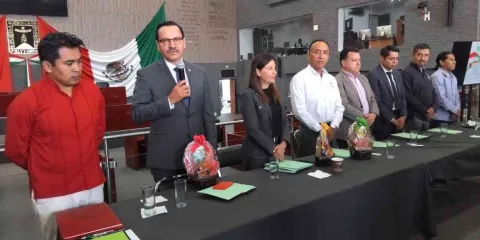 Se comprometen legisladores federales con maestros