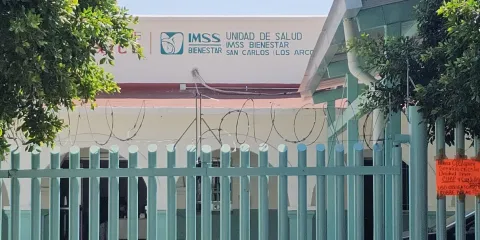 Familiares de persona fallecida en centro de salud en San Carlos en Yautepec, exigen justicia