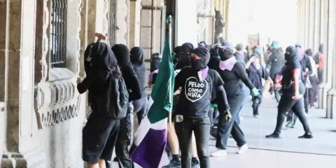 “Con la rabia en la garganta”, salen mujeres a las calles en el #M8