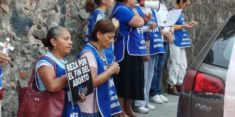 Rezan ante el Congreso por el fin del aborto en Morelos