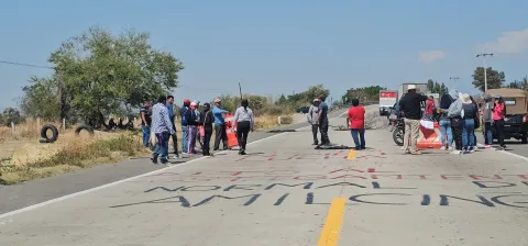 En Temoac, bloquean autopista Siglo XXI en exigencia al IEBEM para que dote de docentes e intendente a escuela primaria 