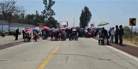 Bloquean la autopista para exigir al IEBEM mas docentes en primaria