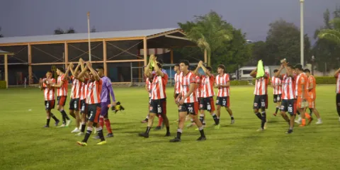 Jugadores de Tigres festejan el triunfo que los mantiene en las primera posiciones.