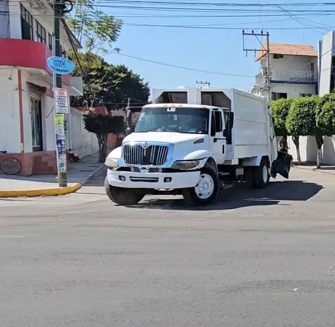 Mejora recolección de basura en Cuautla con la adquisición de 5 camiones recolectores 