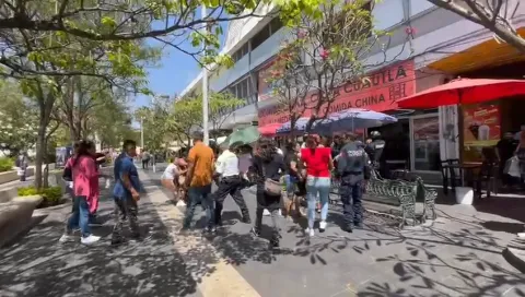 Comerciantes detienen e intentan linchar a farderas en alameda de Cuautla 