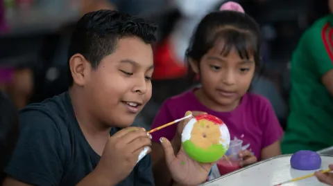 Más de 200 niños y niñas de Axochiapan participan en el programa "Ven y Pinta tu jicarita"