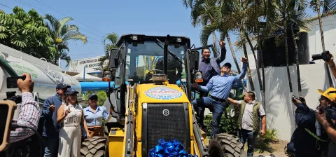 Entrega alcalde de Cuautla vehículos, maquinaria y uniformes a trabajadores del SOAPSC 