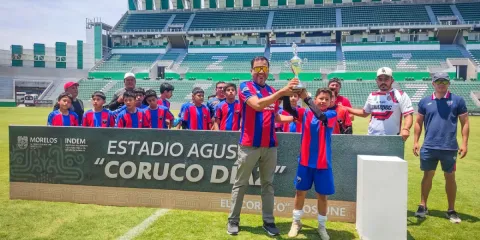 Equipos campeones reciben trofeo por parte de Juan Felipe Domínguez, director del Indem.