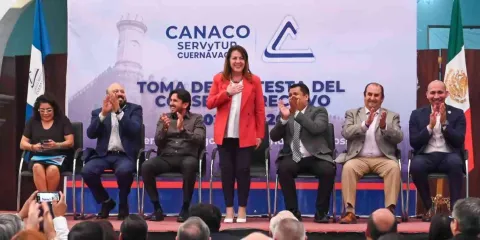 Margarita González Saravia toma protesta a la dirigencia de la Canaco-Cuernavaca