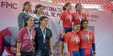 Deportistas morelenses son premiadas tras finalizar su prueba. 