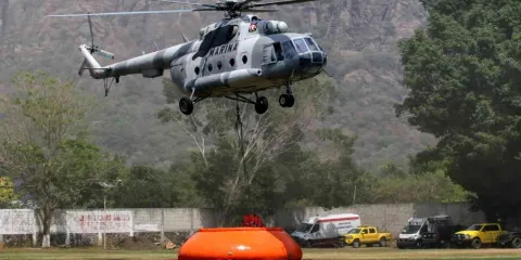 Llegarán tres helicópteros más a sofocar el fuego en Tepoztlán