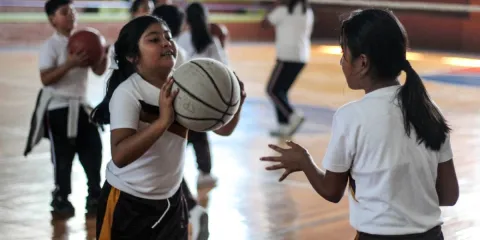 Niñas y niños puedes elegir desde pequeños una actividad deportiva. 