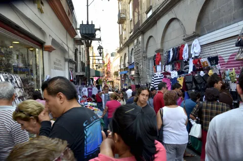 Urgen cámaras empresariales a regular el comercio informal