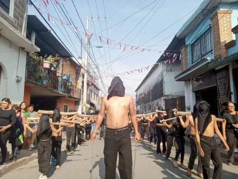 La “Procesión de los encapuchados” de Tezoyuca: expresión de fe que sorprende