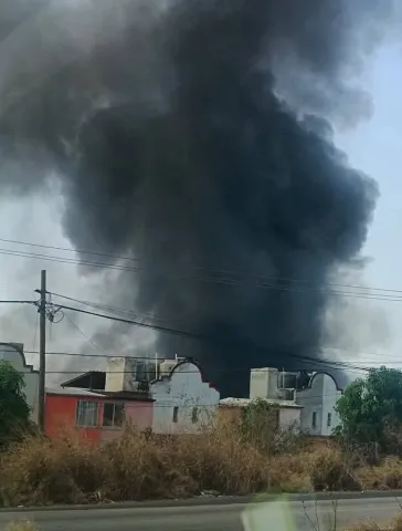 En Yautepec, se registra incendio en bodega de lonas 