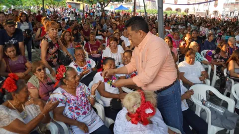 Celebra Pedro Montenegro a mamás de Tlayacapan 