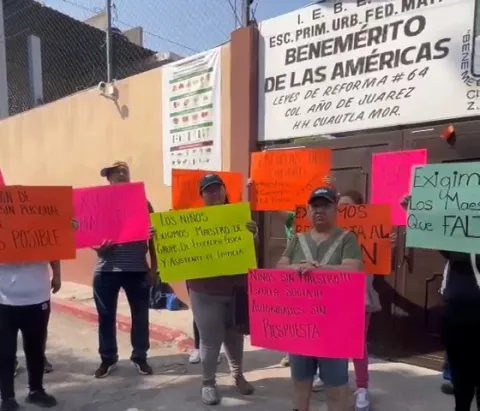 Padres de familia de escuela primaria en Cuautla toman instalaciones en protesta por falta de maestros e intendente 