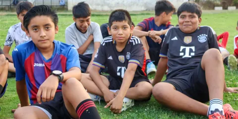 Niños disfrutan de las clases formativas de fútbol.