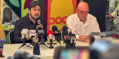 Daniel Altafi Valladares, secretario de Turismo, acompañado de Arturo Contreras, representante del Conservatorio de la Cultura Gastronómica Mexicana