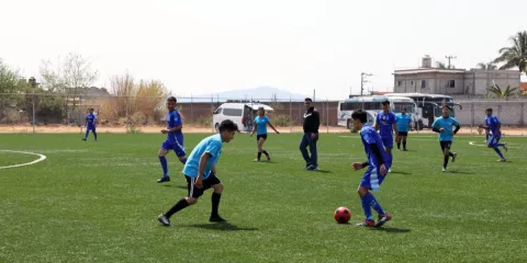 Jóvenes estudiantes participan en el torneo estatal.