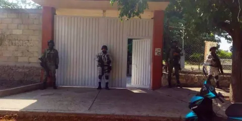 Intentan quemar fachada de colegio en Cuautla y dejan mensaje con amenazas