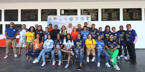 Jugadoras finalistas reciben uniformes previo a disputar las finales. 