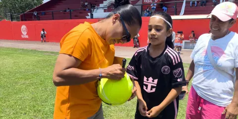 Mónica Ocampo convive con niñas jugadoras del municipio de Yautepec. 