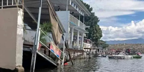 Colapsa muelle en Tequesquitengo