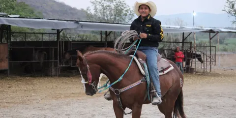 Jinetes morelenses compiten en la Olimpiada Nacional.