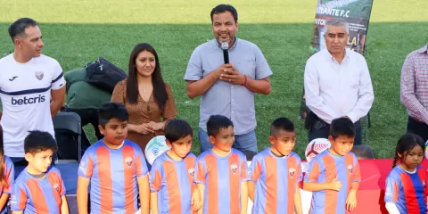 Juan Felipe Domínguez llevó a cabo la entrega de uniformes.