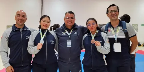 El director del deporte de la UAEM, David Gómez premio a las atletas medallistas.