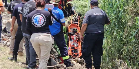 Recupera personal de emergencias el cuerpo de motocilista arrastrado por corriente de agua en Cuautla