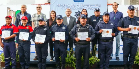 Los reconocimientos a los seis policías y dos bomberos fueron iniciativa de la asociación México S.O.S, una organización que trabaja en colaboración con los elementos de seguridad y rescate de Cuernavaca