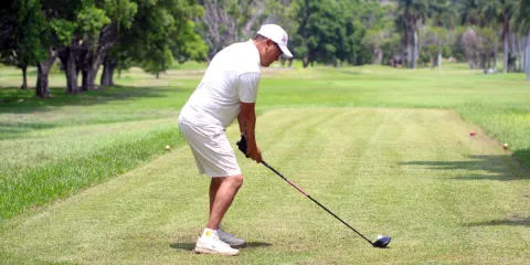 Compiten empresario en torneo local.