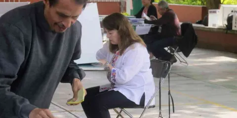 Actores políticos salen a votar