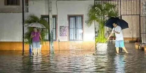 Por intensas lluvias, se inunda la iglesia de Santiago de Tenextepango en Ayala