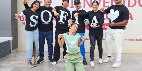 Sofía Delgado Yépez festeja junto a su familia.