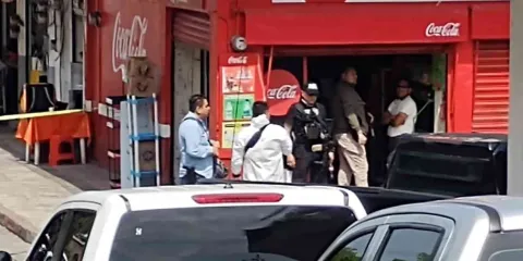 Un hombre es asesinado a balazos en una tienda de abarrotes en Cuernavaca