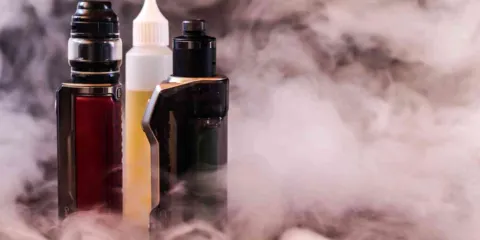 Cigarros y vapeadores, un riesgo