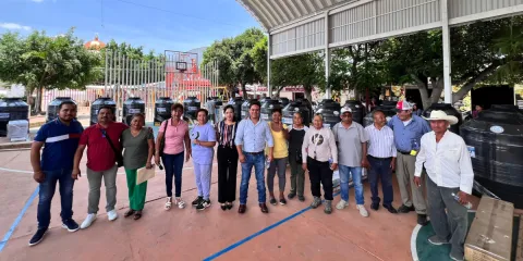 Encabeza alcalde de Axochiapan entrega de paquetes de programas sociales