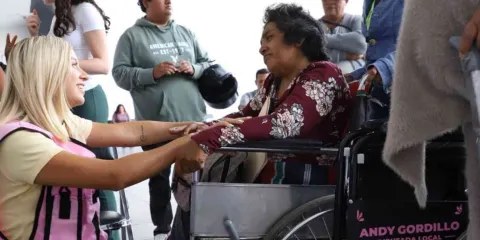 Contribuye Andrea Gordillo en la movilidad e independencia de personas con discapacidad