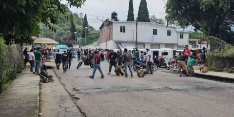 Realizan cateo en Totolapan y ciudadanos bloquean accesos