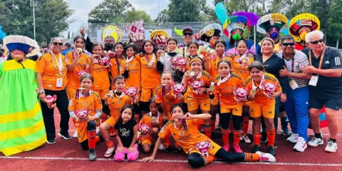 Celebran jugadoras su triunfo en la competencia nacional.