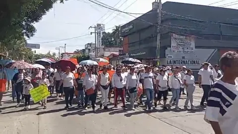 Se manifiestan comerciantes ambulantes de Cuautla contra senadora Juanita Guerra y regidora Anita Guerra 