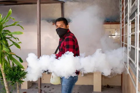 Realizan jornada de fumigación contra el dengue en escuelas de Axochiapan