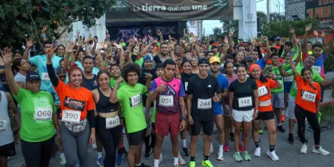 Autoridades dan el inicio a la carrera de 5 kilómetros.