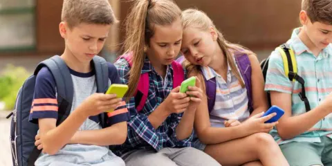 Respalda SNTE la regulación de celulares en las escuelas