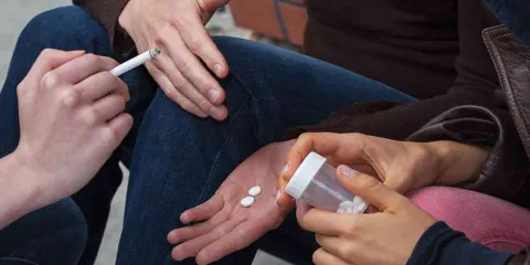 Se implementarán programas contra adicciones en escuelas