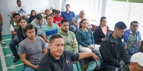 Entrenadores reciben capacitación del metodólogo.